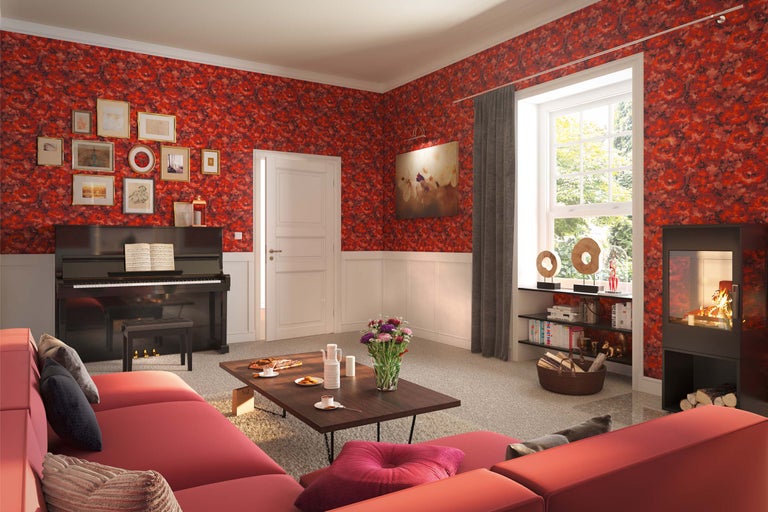 Wohnzimmer mit roter Blumentapete, Sofa, Klavier und Kamin
