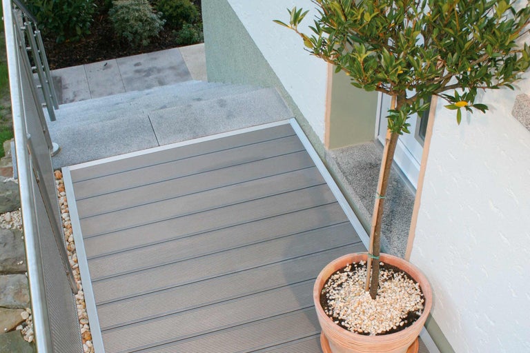 Terrasse mit Holzfliesen und Pflanztopf