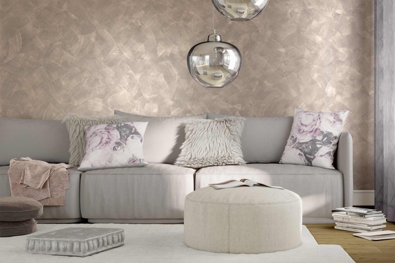 Helles Wohnzimmer mit Couch, Kissen, Pouf und dekorativer Wandgestaltung