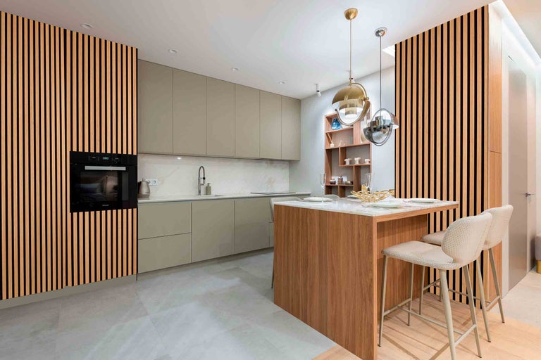 Moderne Küche mit Kücheninsel, Einbaubackofen und Holzpaneelen