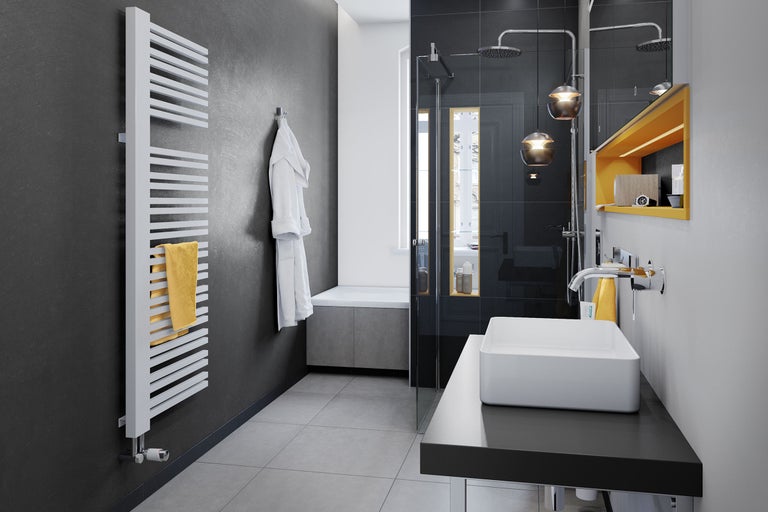 Modernes Badezimmer mit Dusche, Waschtisch und Handtuchwärmer