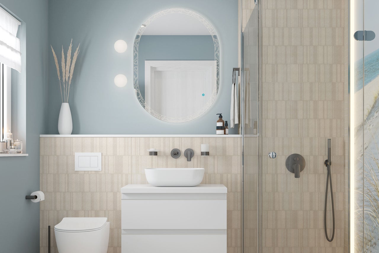 Helles Badezimmer mit Waschbecken, Spiegel, Dusche und Toilette