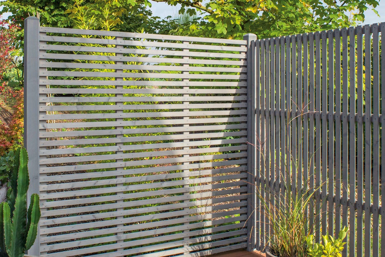 Gartenszene mit horizontalem und vertikalem Holzzaun