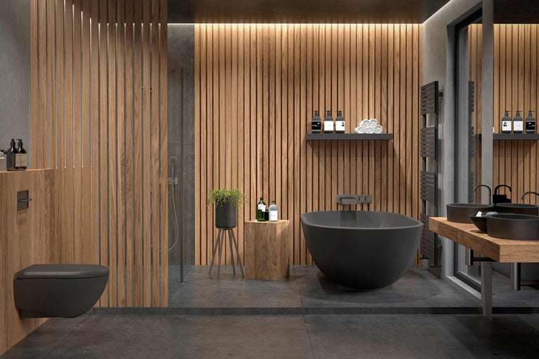 Helles Badezimmer mit Dusche, Badewanne, Waschbecken und Holzverkleidung