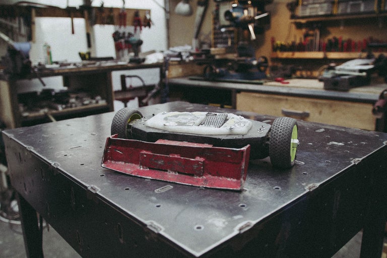 Nahaufnahme eines Kampfroboters auf einer Werkbank