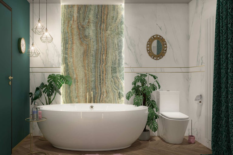 Modernes Badezimmer mit freistehender Badewanne, Toilette, Wandfliesen in Marmor-Optik, einer Akzentwand in Naturstein-Optik und Holzboden.