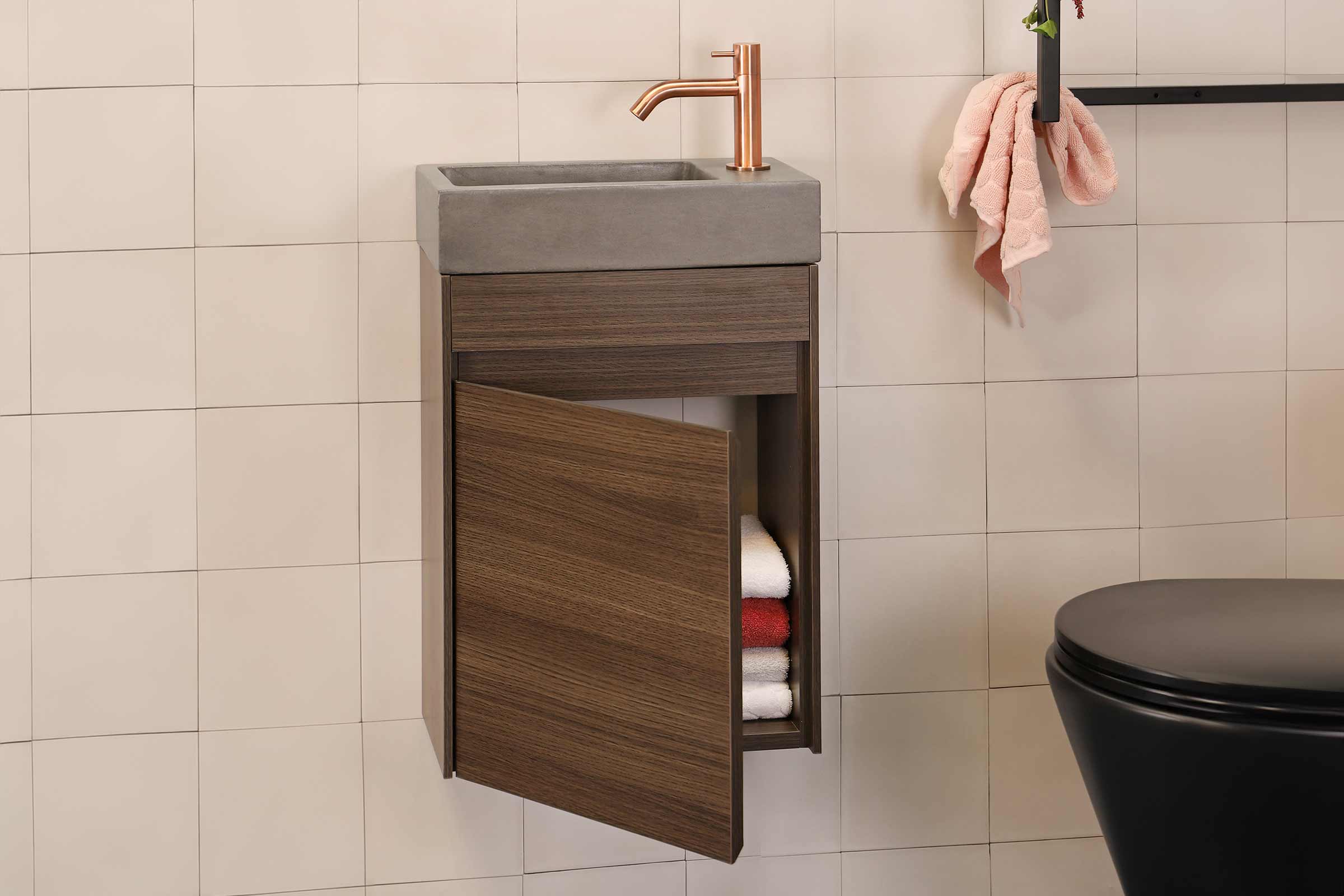 Waschtisch mit offenem Holzunterschrank, Betonwaschbecken und Armatur