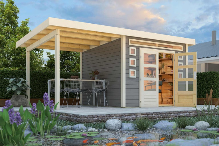 Holzgartenhaus mit Terrasse, Tisch und Stühlen neben einem Teich