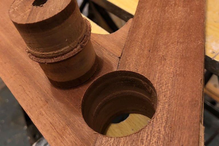 Holzstück mit Bohrung und Holzstab