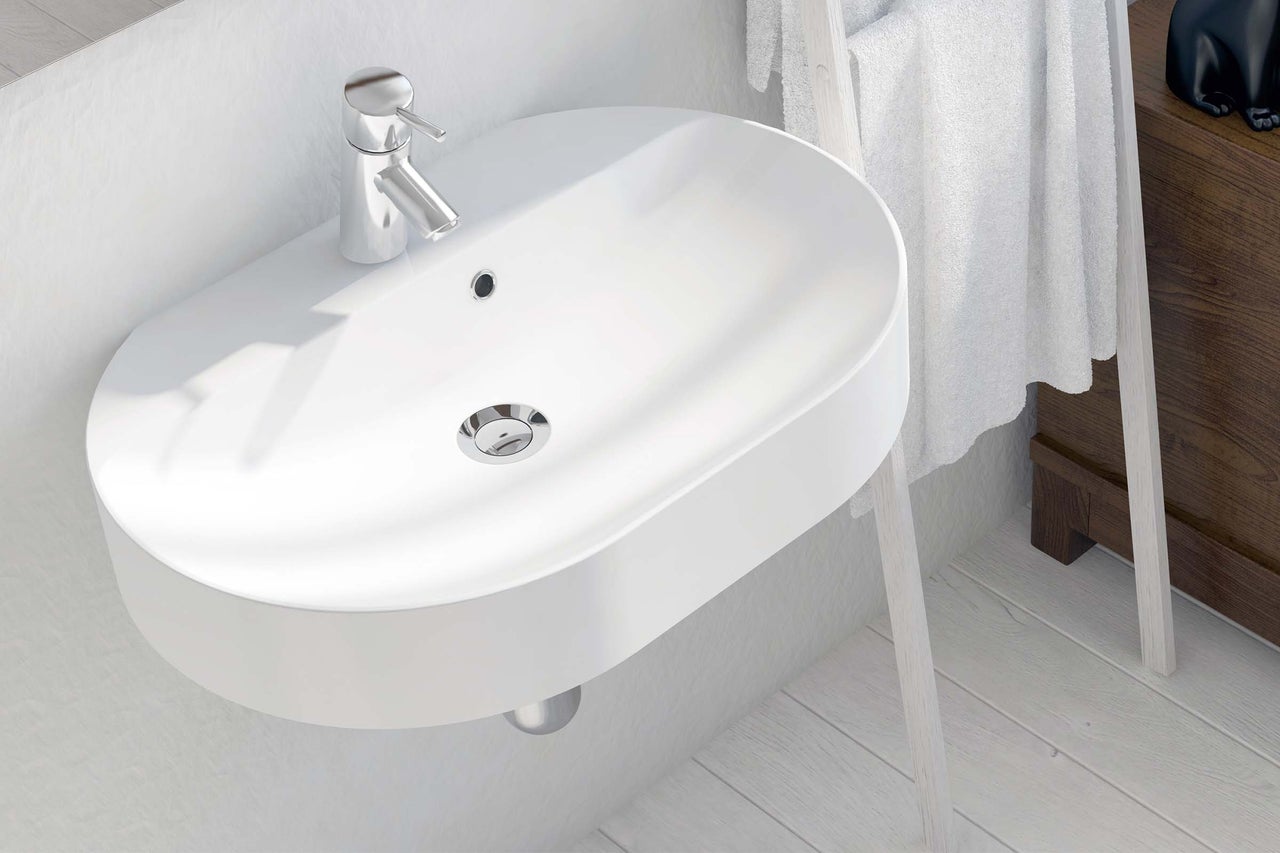 Weißes Aufsatzwaschbecken mit Armatur im Badezimmer