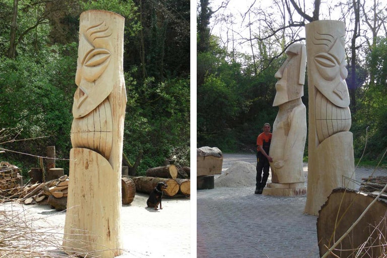 Zwei geschnitzte Holzstatuen im Freien