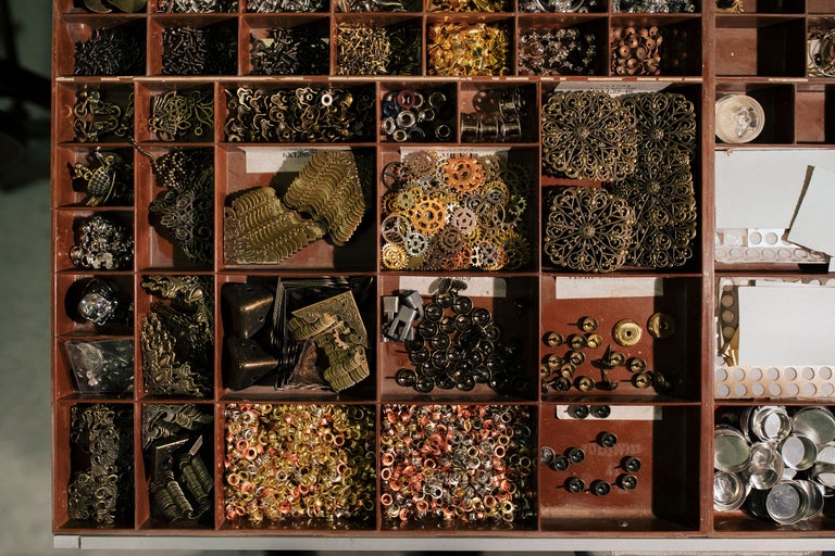 Sortierkasten gefüllt mit verschiedenen Bastelmaterialien und Zubehör