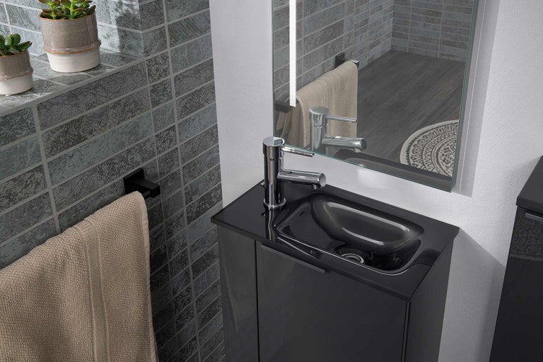 Badezimmer mit Waschtisch, Spiegel und Handtuchhalter