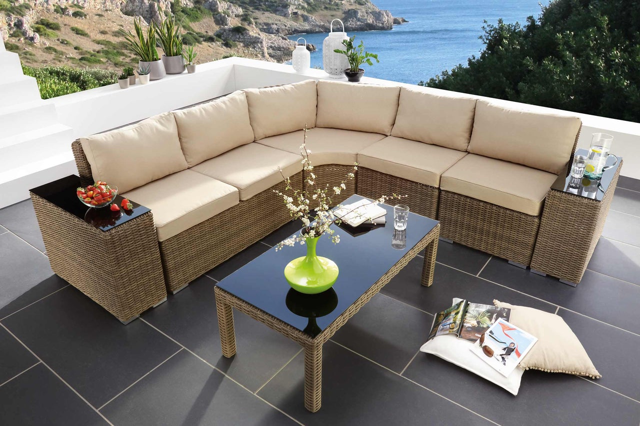 Große Outdoor Lounge Gruppe mit Tisch auf einer Terrasse mit Meerblick.