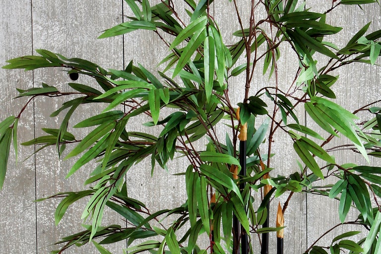 Künstlicher Bambus mit grünen Blättern.