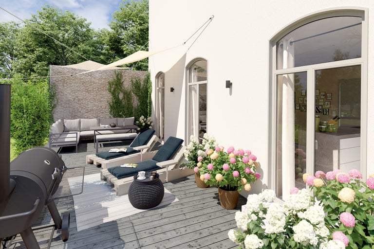 Terrasse mit Grill, Lounge Möbeln, Sonnensegel und Blumen