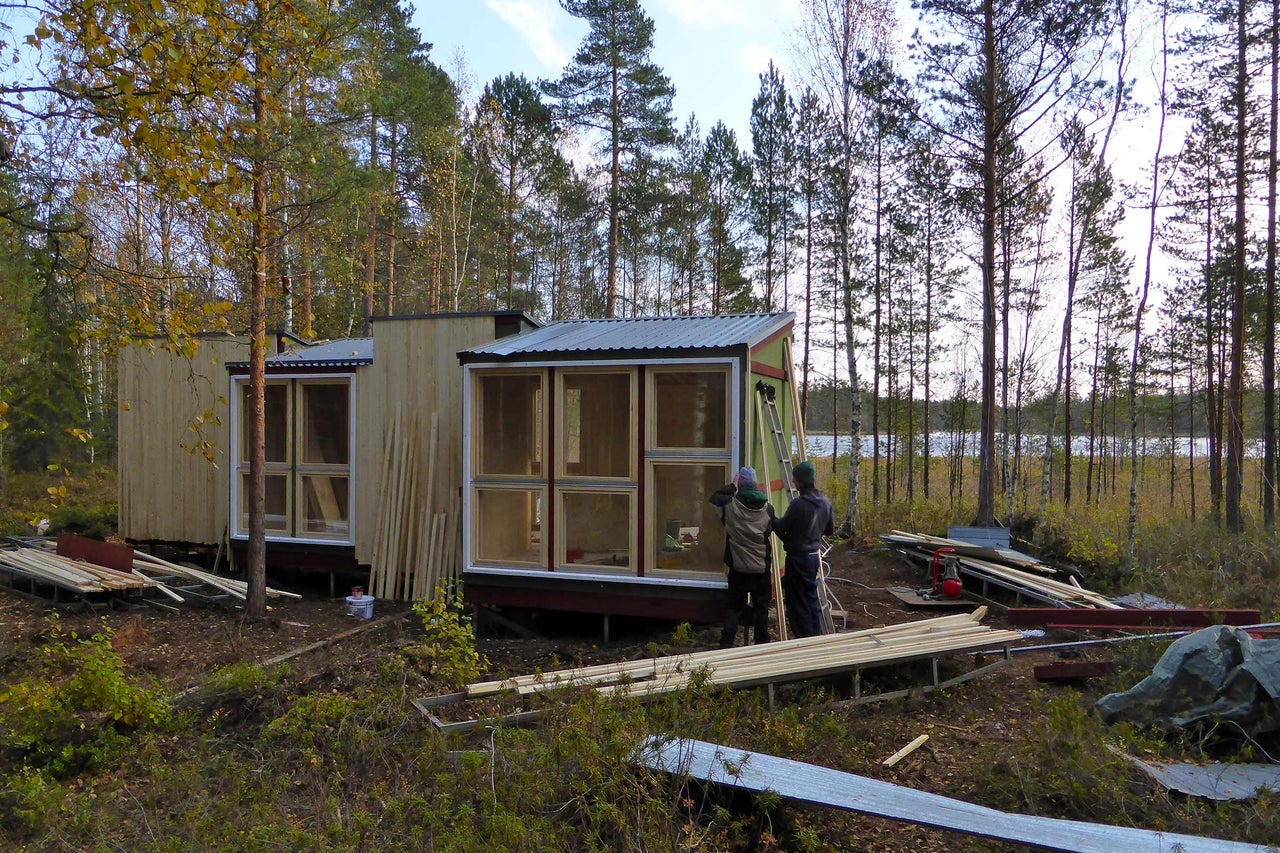 Im Bau befindliches Holzhaus in Waldlandschaft