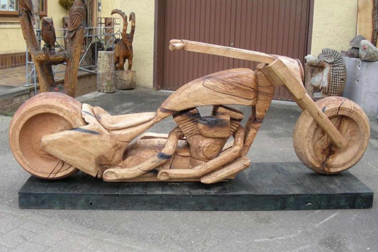 Holzskulptur eines Motorrads