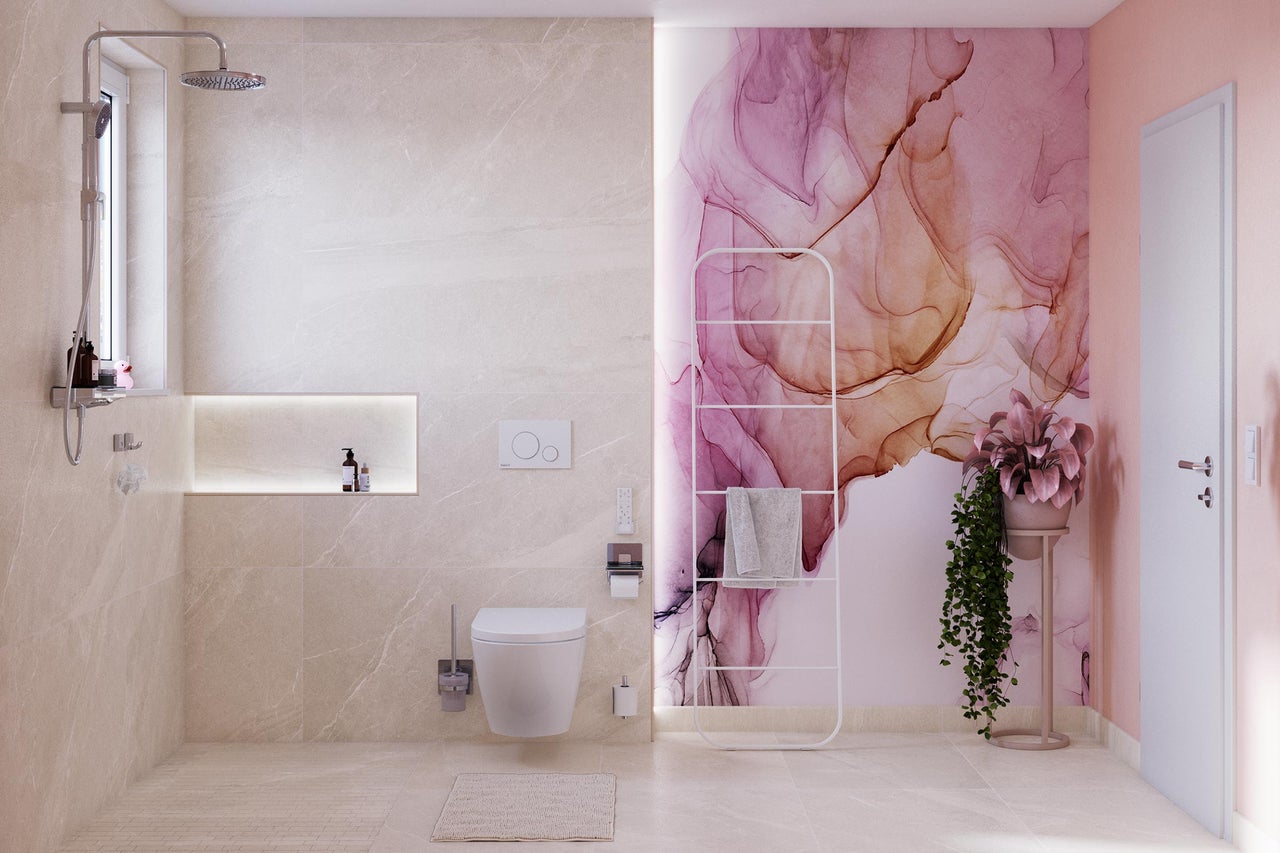 Helles Badezimmer mit Dusche, Toilette, Handtuchhalter und Zimmerpflanze für eine freundliche Atmosphäre