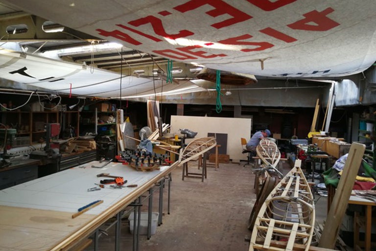 Werkstatt mit Holzboot-Projekten, Werkzeugen und Werkbank