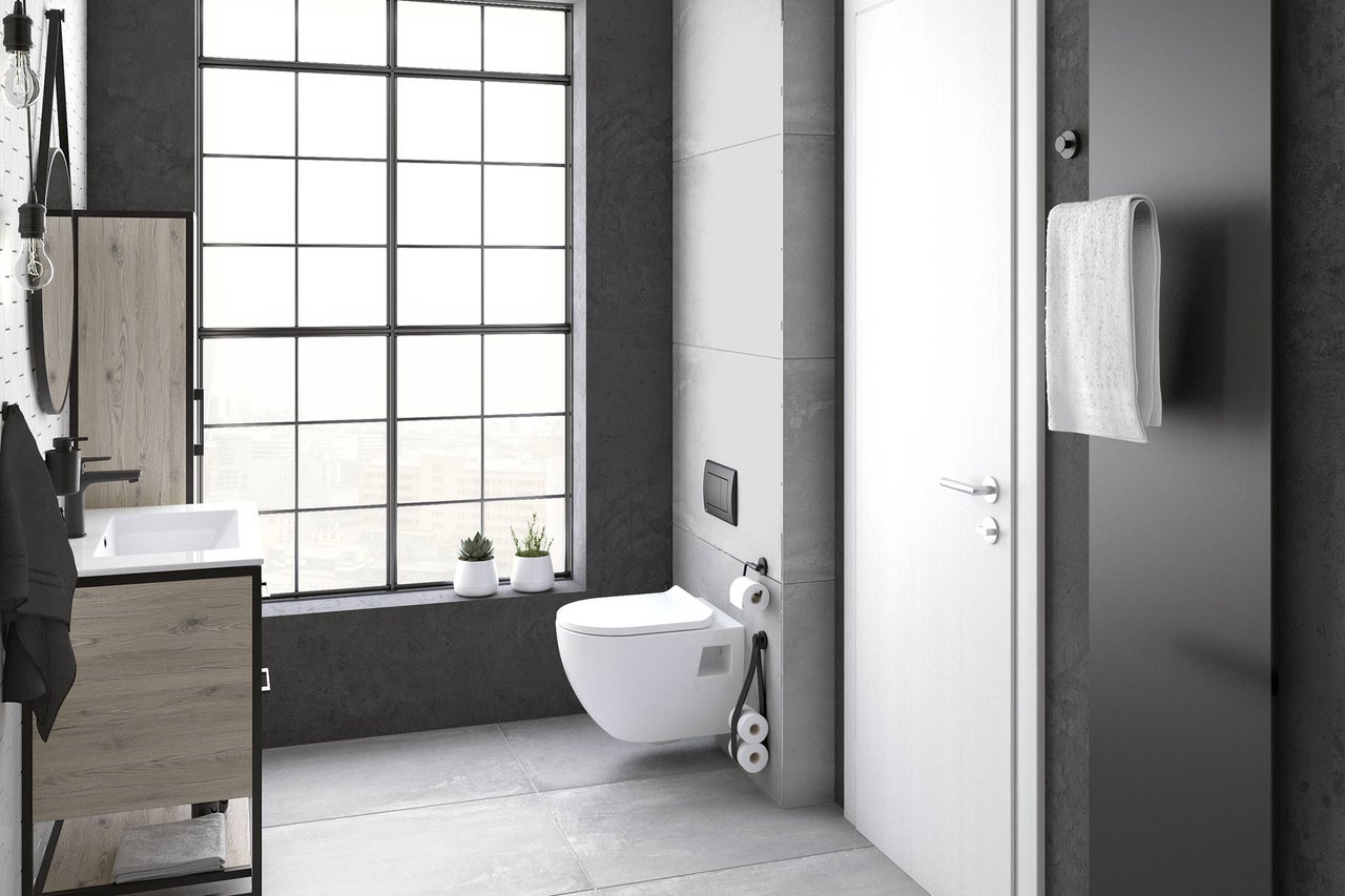 Modernes Badezimmer mit Waschbeckenunterschrank, Hänge-WC, Fenster und Handtuchheizkörper
