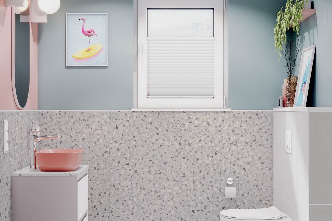 Modernes Badezimmer mit Waschbecken, Spiegel, Toilette und Fenster mit Rollo
