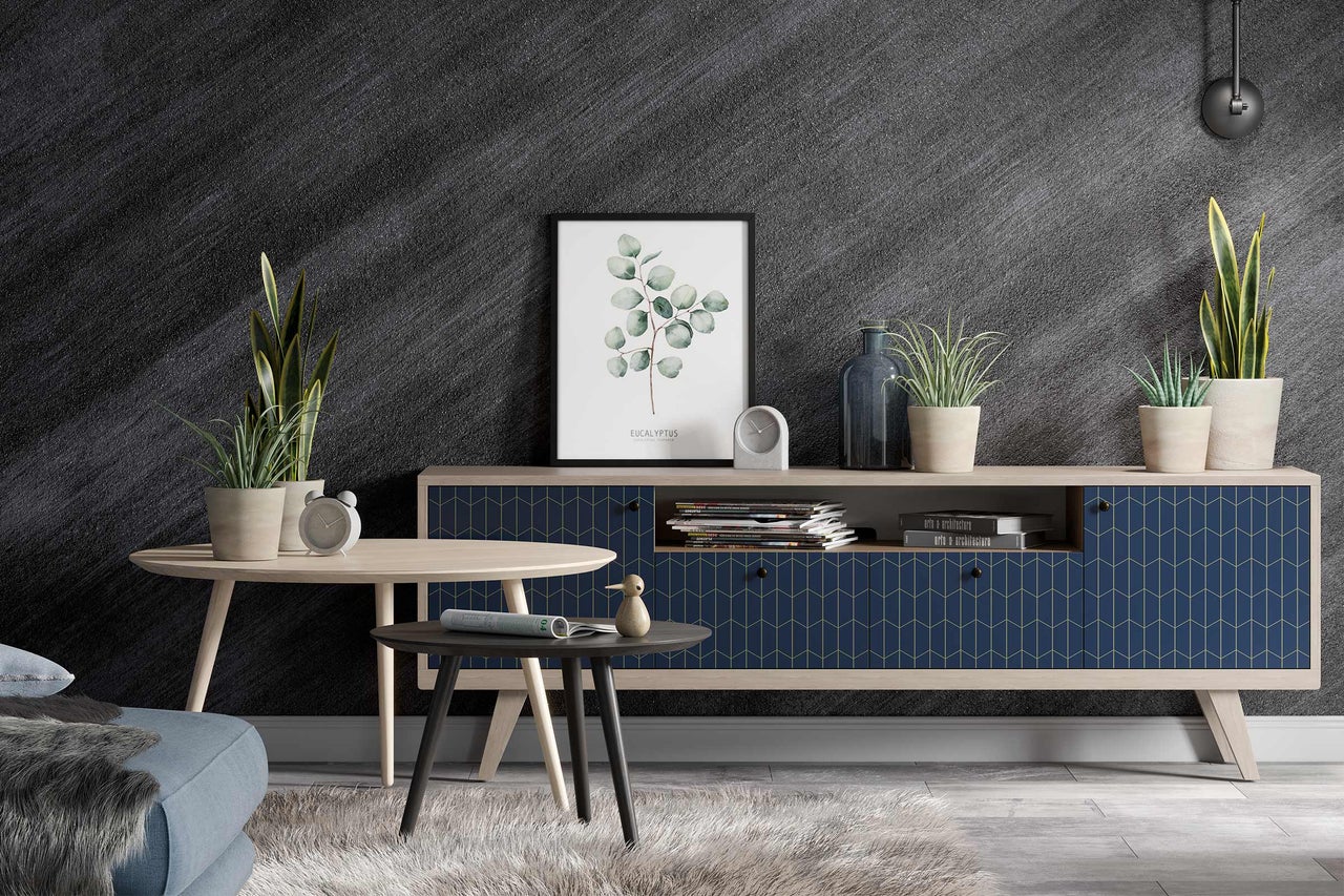 Wohnzimmer mit Anrichte, Tischen und Pflanzen