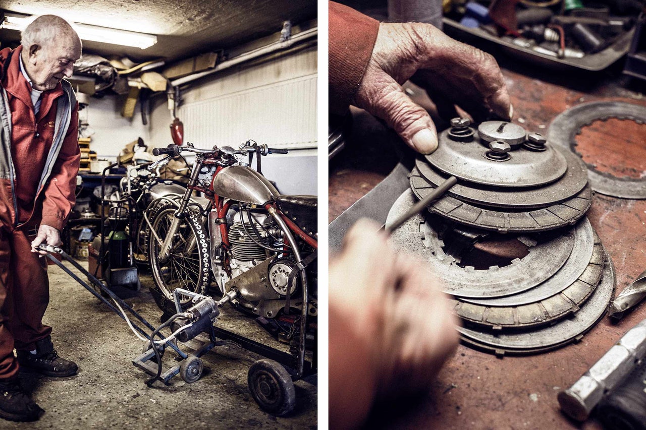 Werkstatt-Szene mit Oldtimer-Motorrad, Mechaniker und Werkzeugen