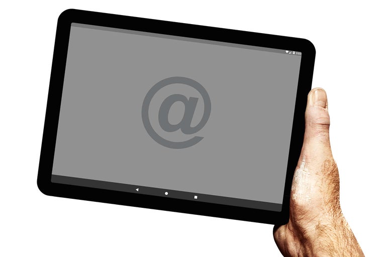Ein Tablet mit E-Mail Symbol in der Hand