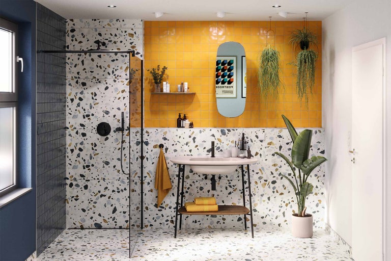 Modernes Badezimmer mit Terrazzo Fliesen, Duschkabine und Waschtisch