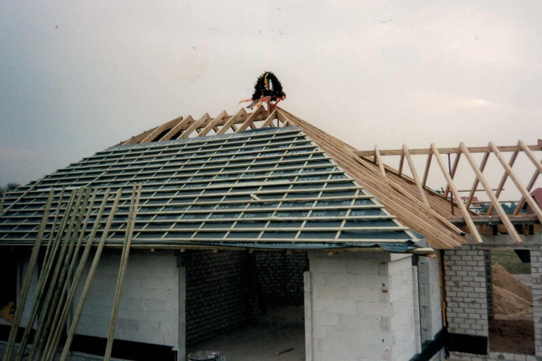 Rohbau eines Hauses mit Dachkonstruktion und Richtkranz