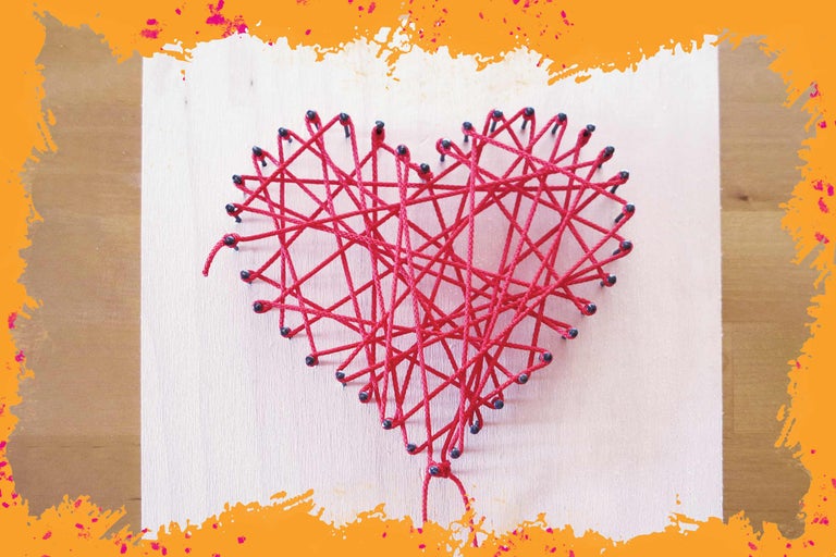 Herzförmige Fadengrafik mit roten Fäden auf Holz