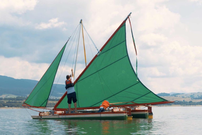 Personen auf einem Segelboot auf dem Wasser