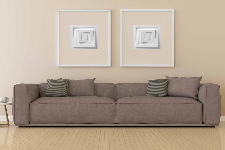 Wohnzimmer mit Sofa und zwei gerahmten, dreidimensionalen Wandbildern