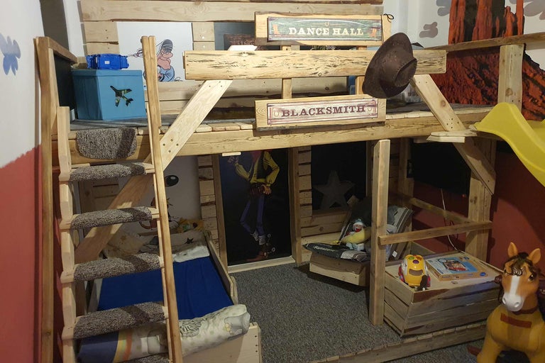Kinderzimmer mit Hochbett im Westernstil, Leiter und Rutsche