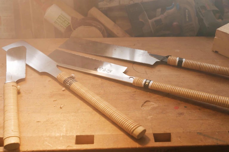 Verschiedene Handsägen auf einer Holzoberfläche