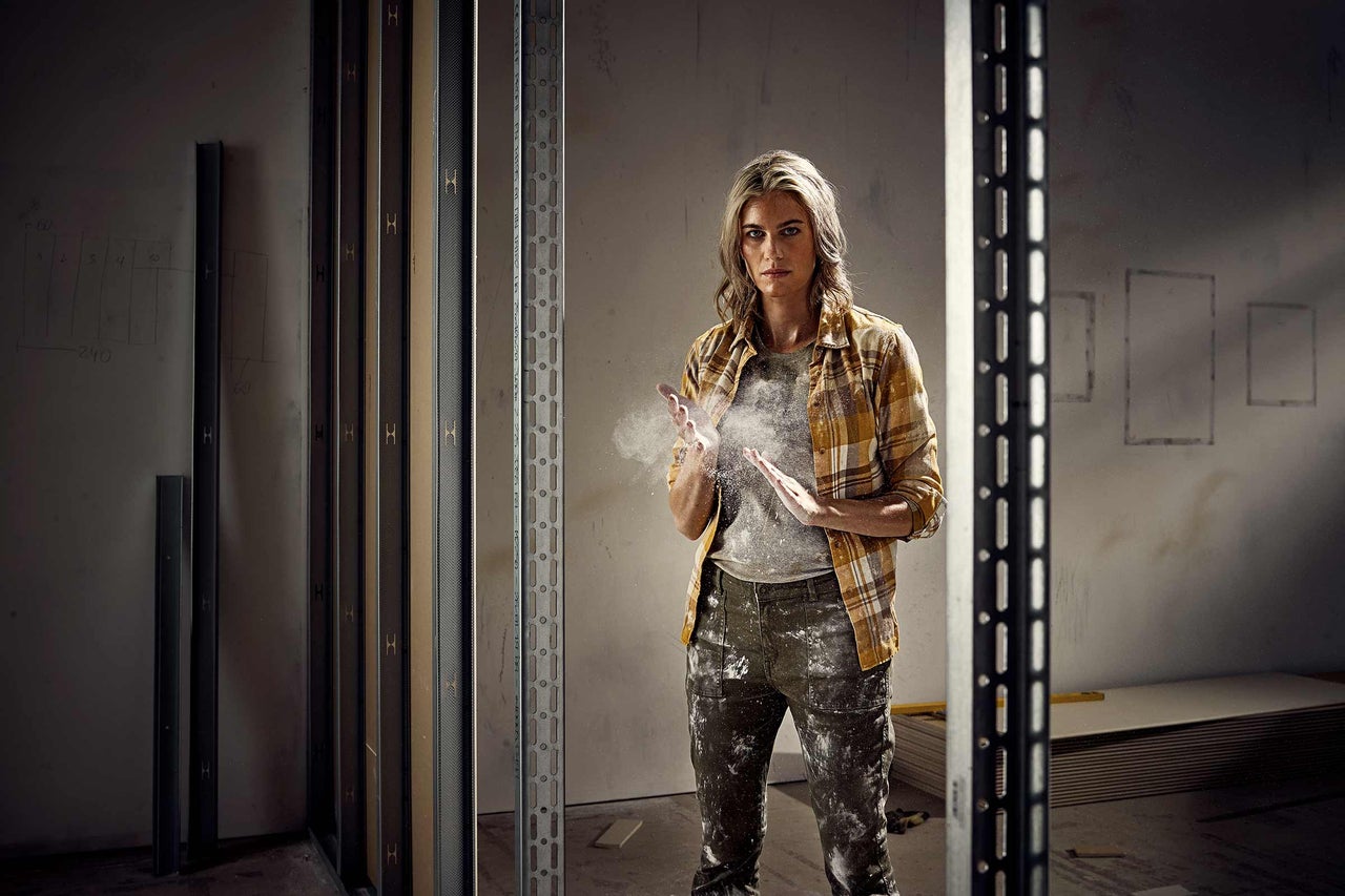 Frau beim Innenausbau mit Metallprofilen und Gipsplatten