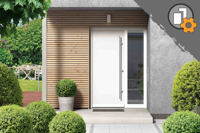 Moderne Haustür mit Seitenteil und Holzverkleidung an der Fassade