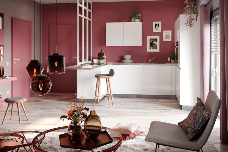 Wohnraum mit offener Küche, Tresen, Barstuhl, Couchtisch und Sesseln in modernem Design