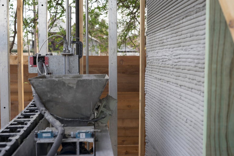 Nahaufnahme einer Betonwand, die mit einem 3D-Drucker hergestellt wurde