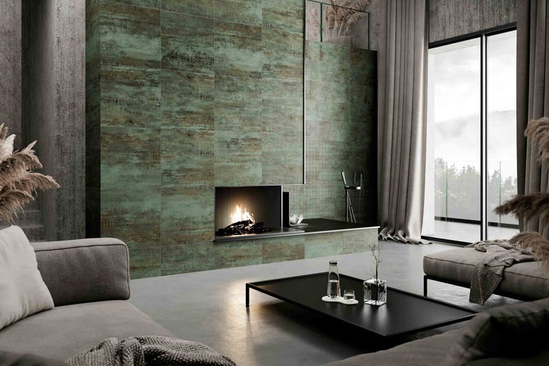 Wohnzimmer mit Kamin und Wandfliesen in Steinoptik, kombiniert mit grauen Möbeln und stilvoller Dekoration