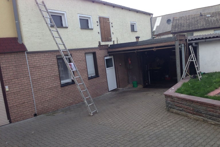 Szene mit einem Haus, einer Garage und zwei Leitern.