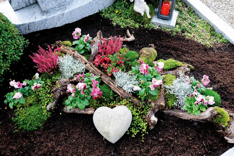 Grabgestaltung mit Pflanzen, Holz und einem Herz aus Stein