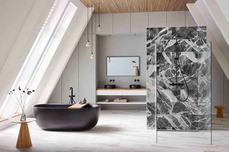 Helles Badezimmer mit Badewanne, Dusche und Waschtisch unter Dachschräge