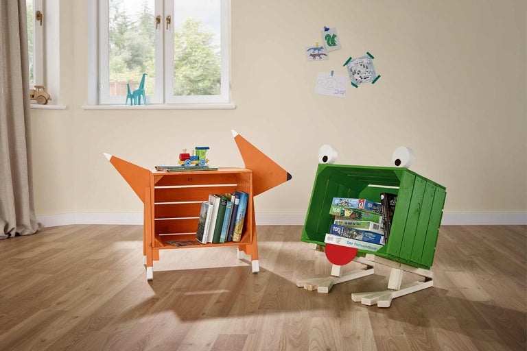 Kinderzimmer mit Bücherregal in Fuchsoptik und Spielzeugkiste in Froschoptik