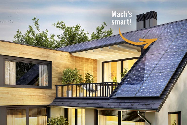 Hausdach mit Solarmodulen für nachhaltige Energiegewinnung