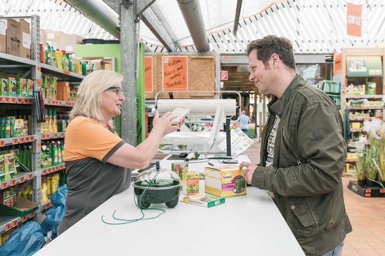 Beratungsgespräch im Hornbach Gartencenter zwischen Verkäufer und Kunde zum Thema Schädlingsbekämpfung