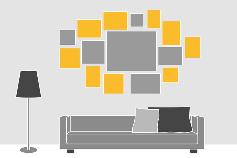 Wohnzimmer mit Sofa, Stehlampe und Bilderrahmen