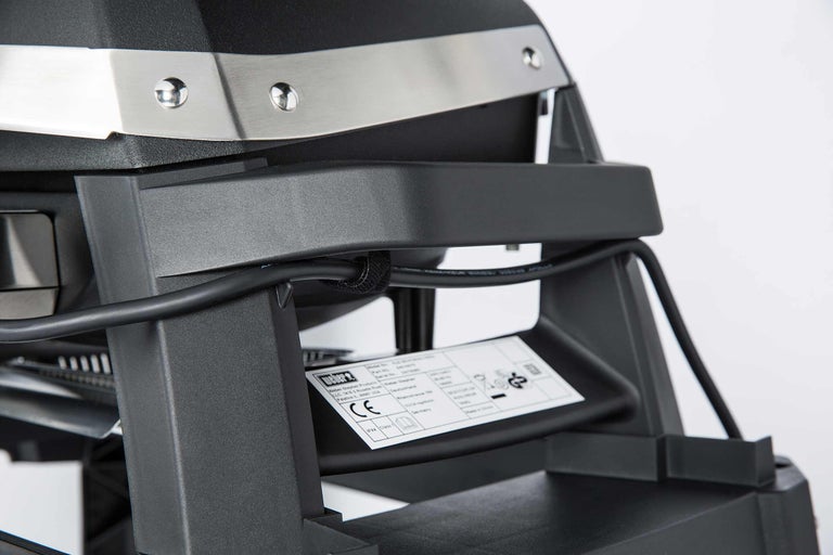 Detailansicht eines Weber Grills mit Produktinformationen und CE Kennzeichen