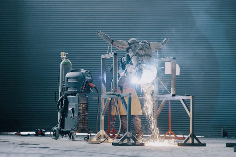 Schweißer bei der Arbeit an einer Metallskulptur mit Schweißgerät